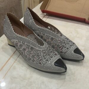 Elegant Gray Women's Shoes with Black Accents size 9